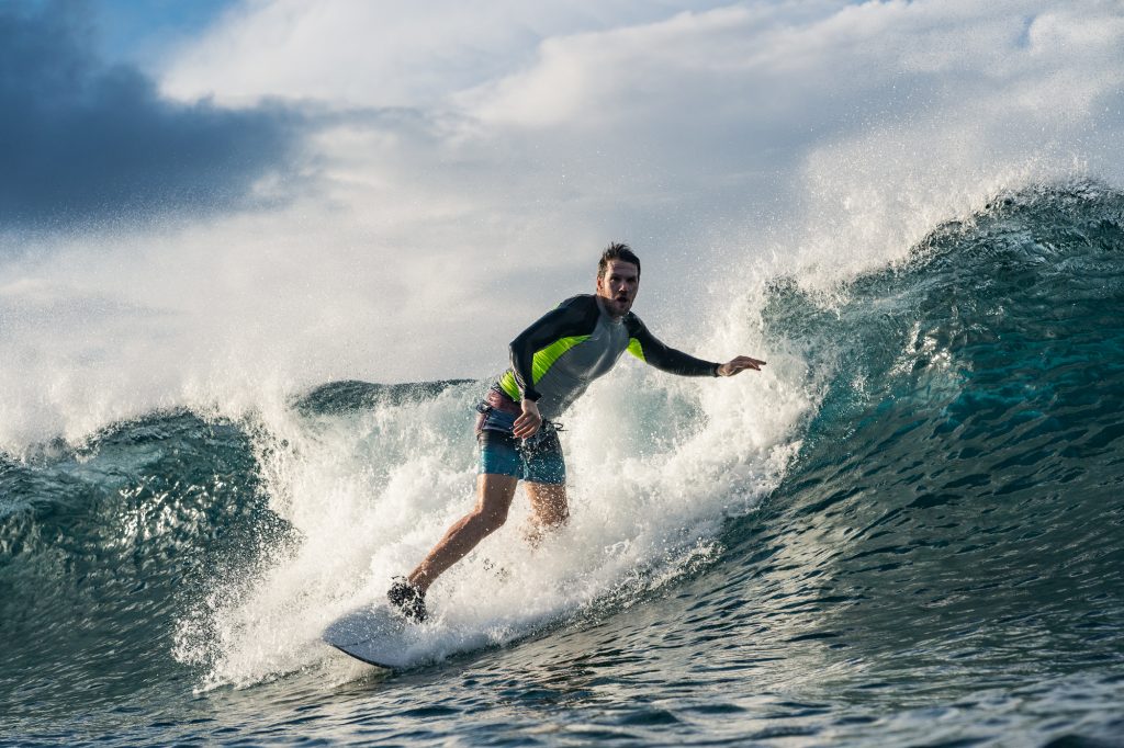 chico surfeando en el resort Ayada Maldives