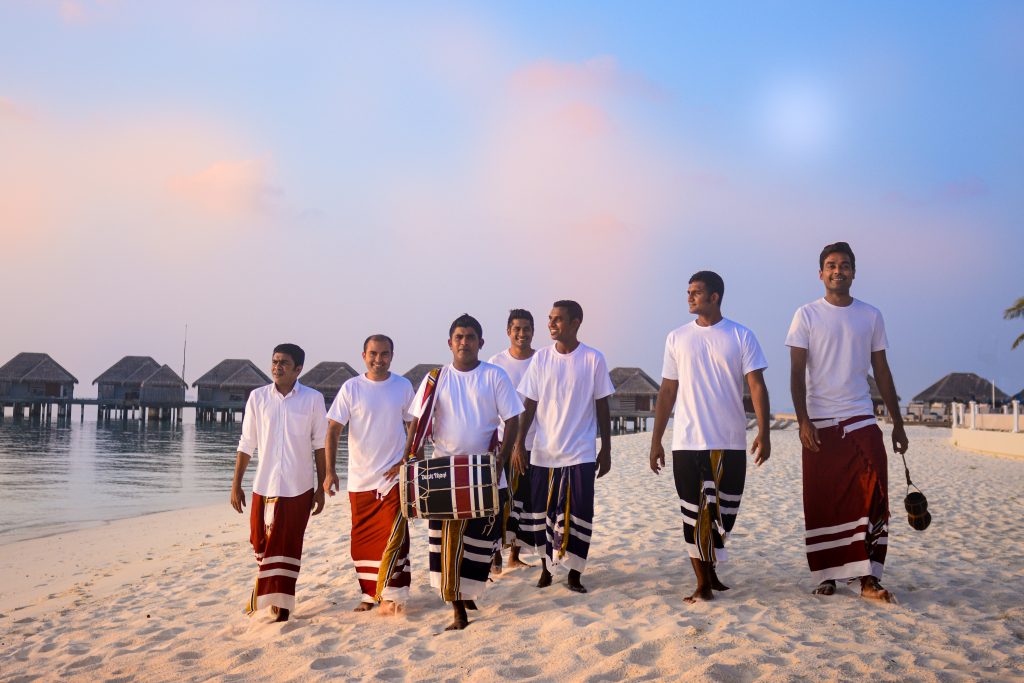 maldivos caminando por la playa