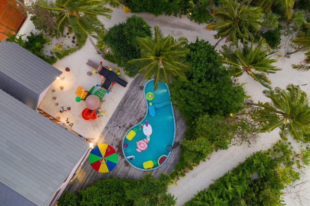 Vista aérea del club infantil en el resort The Standard Maldives