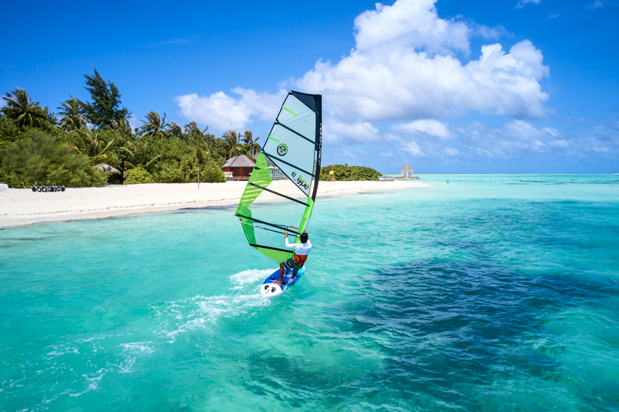 persona haciendo vela en Olhuveli Maldives