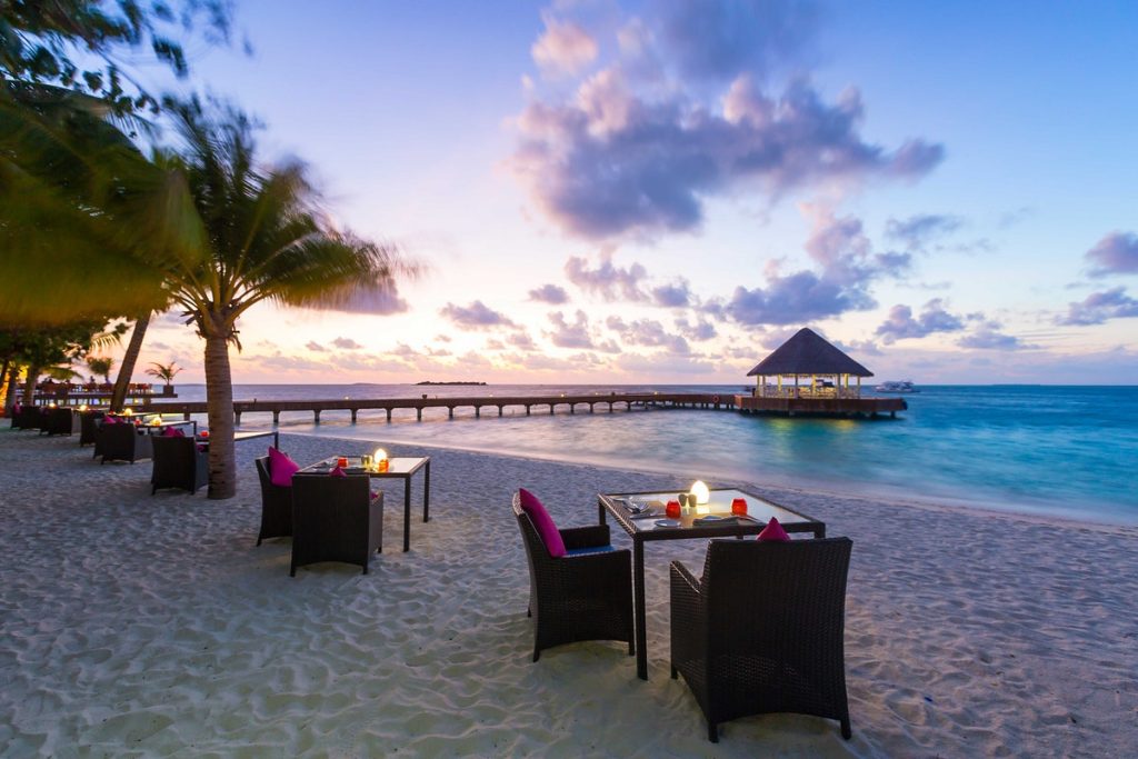 restaurante en la arena de la playa de Vilu Reef