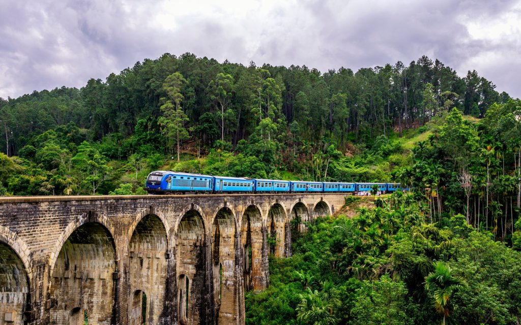 tren entre montañas en Sri Lanka
