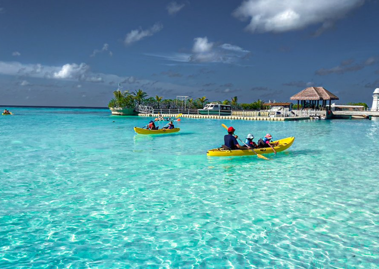 paseo en canoa en Ayada Maldives