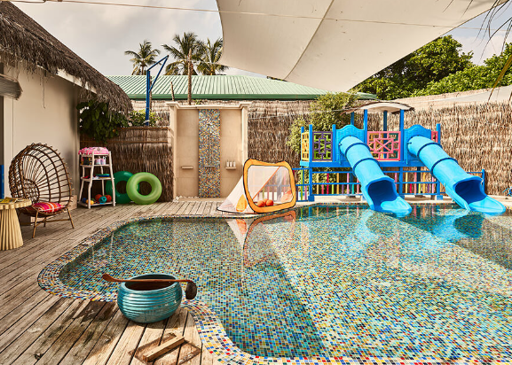piscina y toboganes del club infantil en finholu maldives