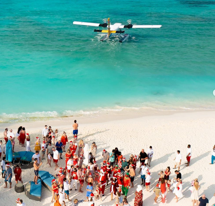 Santa Claus en la playa de Maldivas