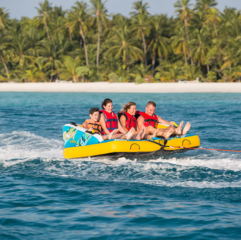 actividad acuática en el resort Meeru Maldives