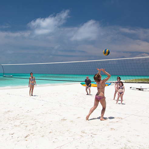 niños jugando al volleyball en la playa de Meeru