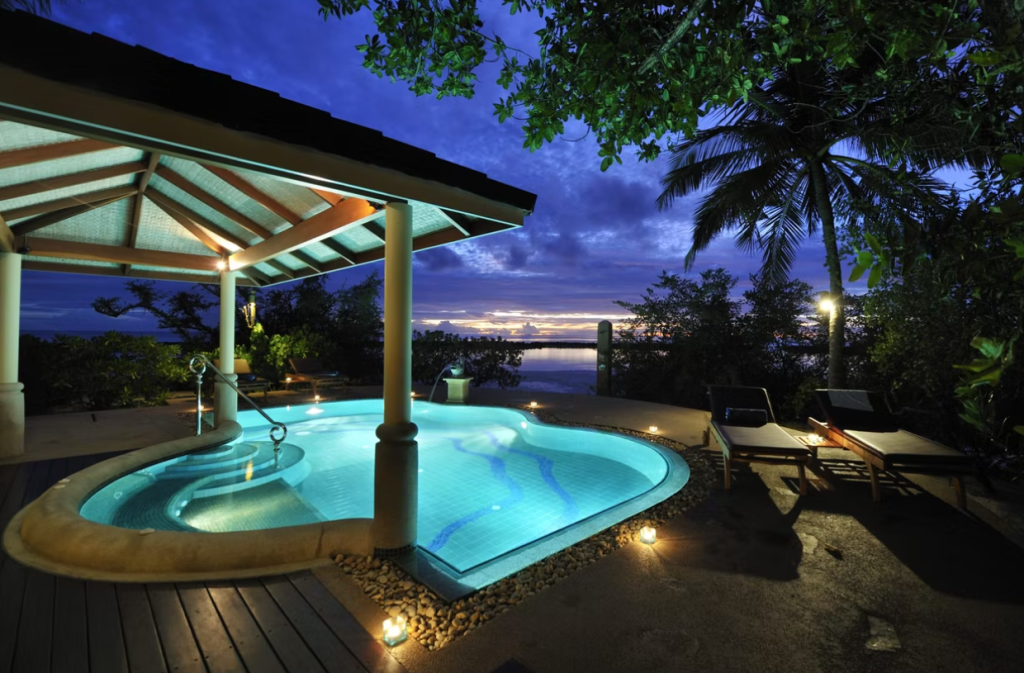 Terraza con piscina de una villa en RoyalI sland Resort