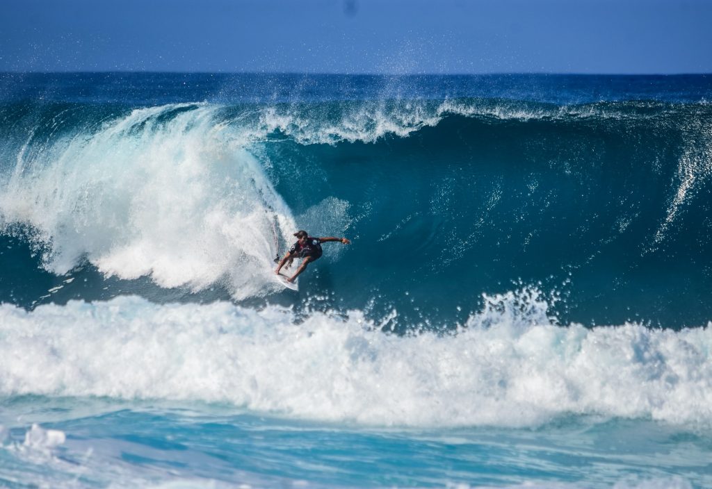 hombre surfeando una ola en Maldivas