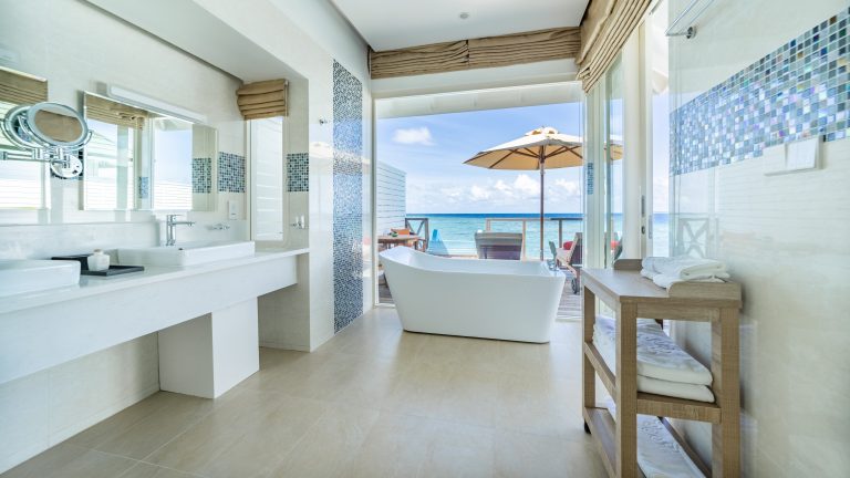 Reef villa with Pool + Slide Bathroom