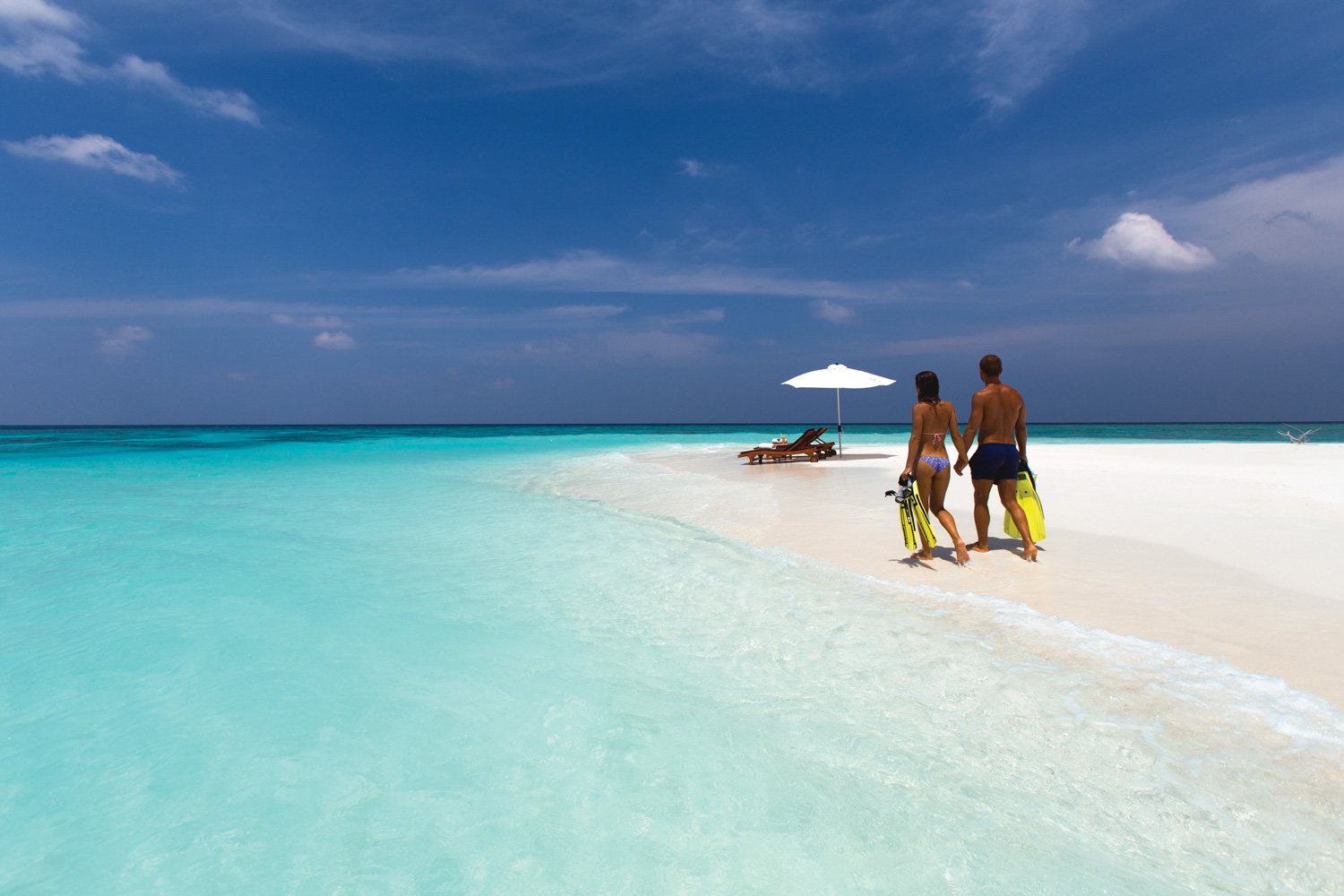 ATMOSPHERE KANIFUSHI MALDIVES - ACTIVITIES - Couple on Beach - 03_2014