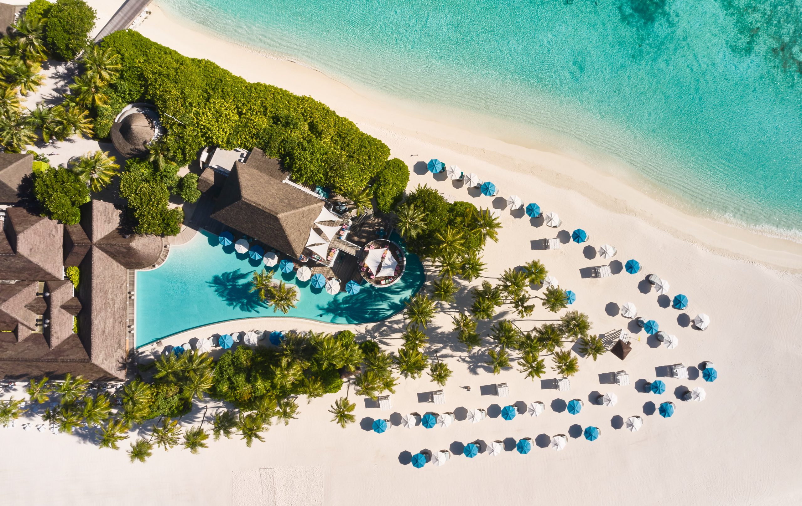 Finolhu_2022_Pool_Beach_Drone-0009