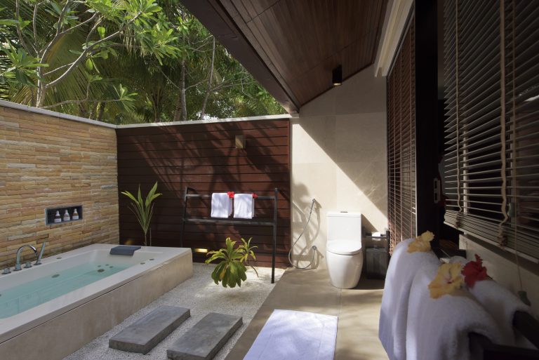 Lagoon-villa-semi-outdoor-bathroom