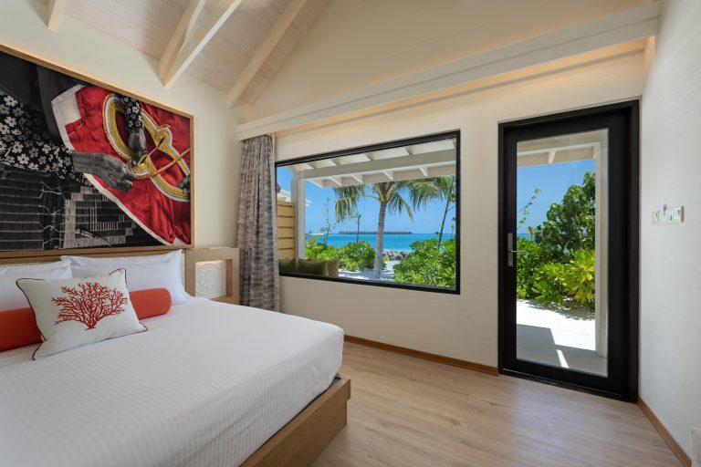 OBLU XPERIENCE AILAFUSHI - BEACH VILLA - BEDROOM WITH VIEW 2