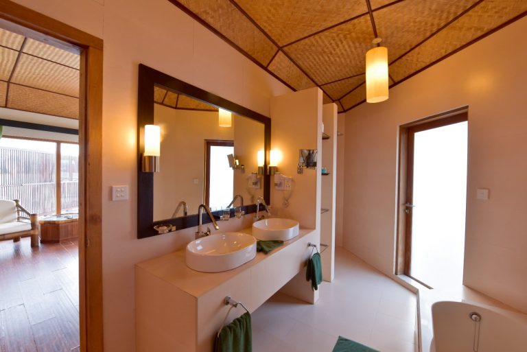 SFI-HRES-Safari_Island_Semi_Water_BungalowToilet1