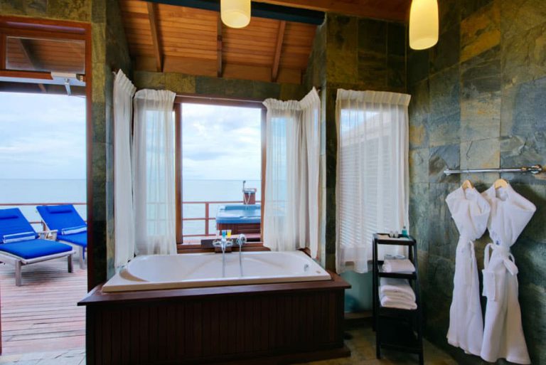 water-villa-bathroom-02
