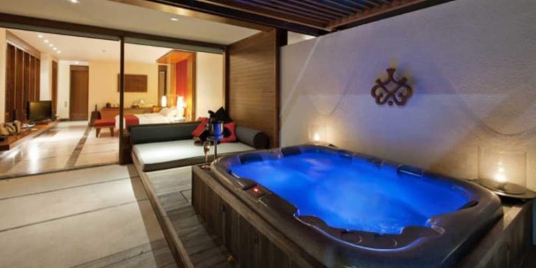 water-villa-jacuzzi2