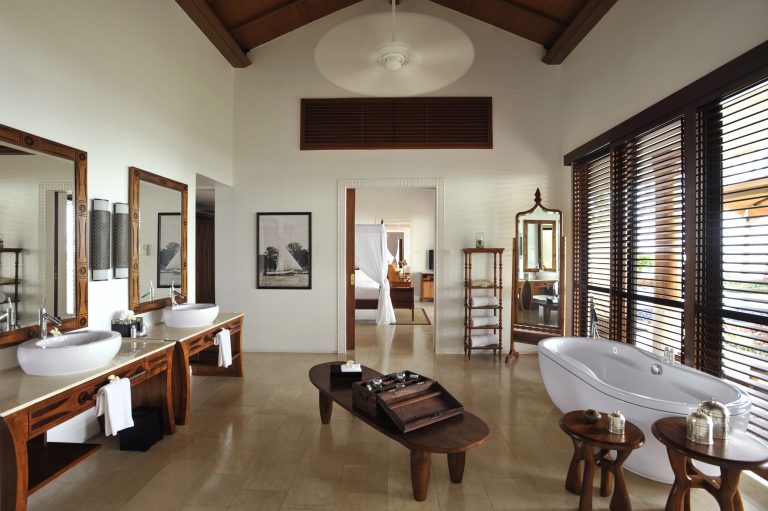 TRZ-Presidential-Villa-Main-Bathroom-DS1206 (1)