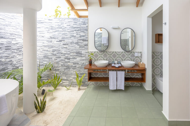 Beach Suite_Pool bathroom