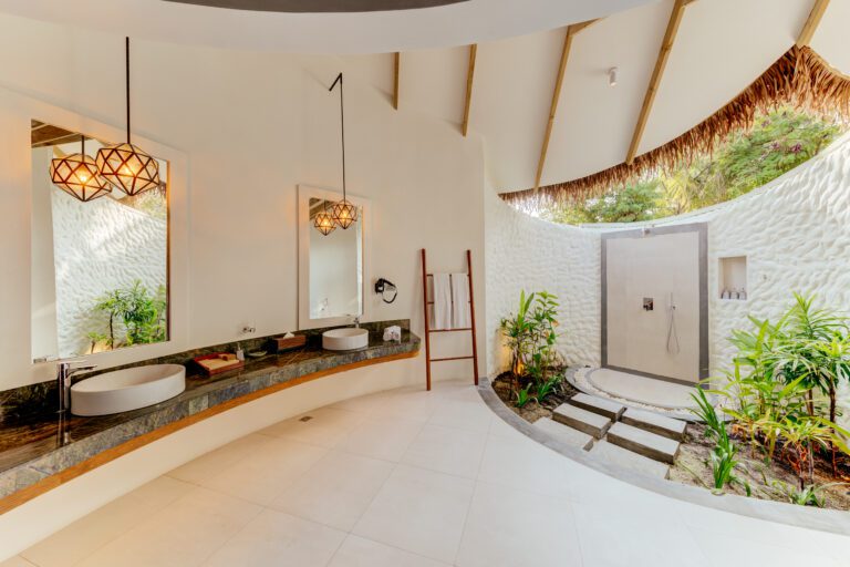 Beach Suite with pool Bathroom