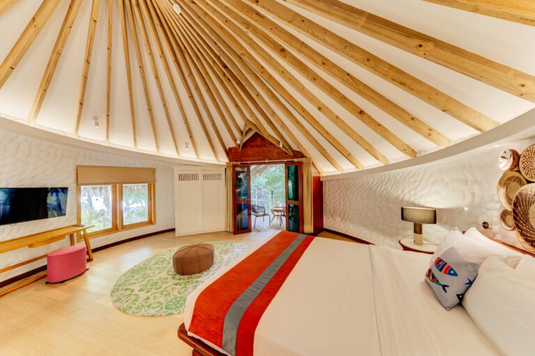 Beach Suite with pool (bedroom interior)