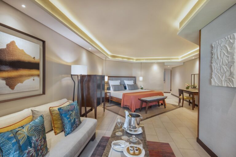 0G7A7136_ret_2-medium