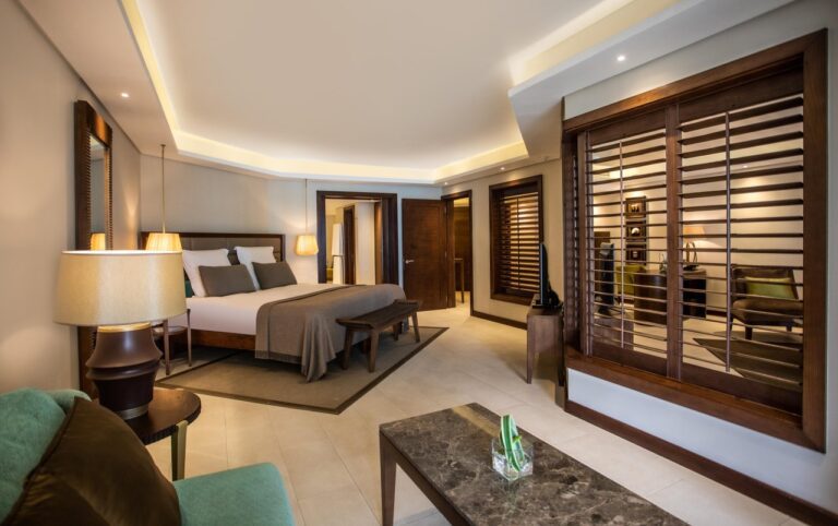 Royal Palm Hires 7300-medium