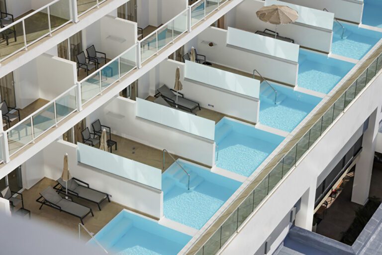 Swim-up suites
