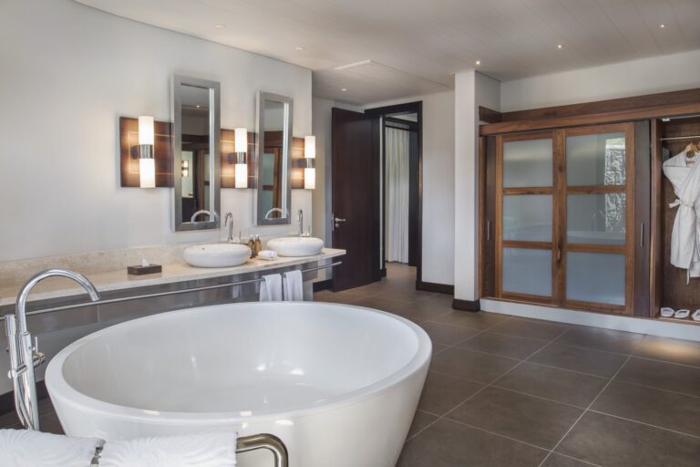 beach-front-senior-suite-pool-2