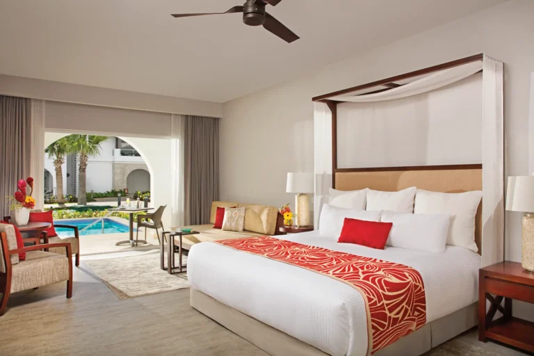 Preferred Club Deluxe Swim-Up King Bed