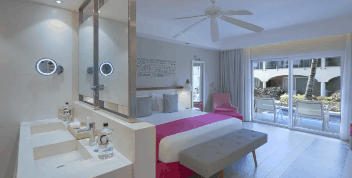 Romance Deluxe Swim Up Room