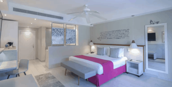 Romance Deluxe Swim Up Room2