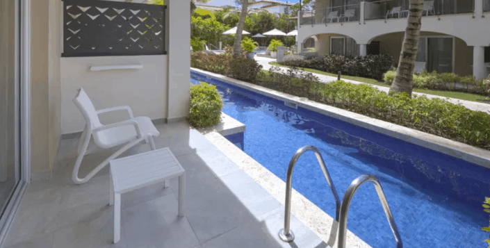 Romance Deluxe Swim Up Room3