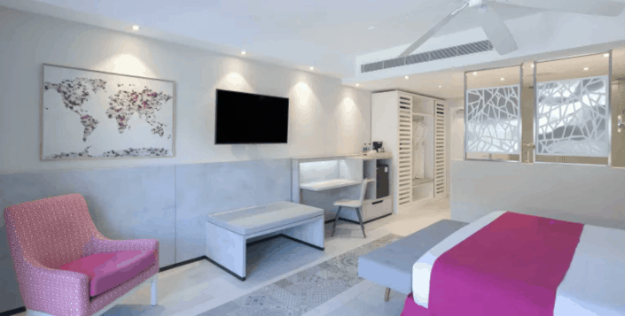 Romance Deluxe Swim Up Room4