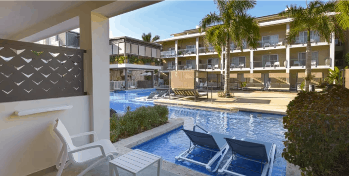 Superior Junior Suite Swim Up Room2