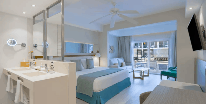 Superior Junior Suite Swim Up Room3